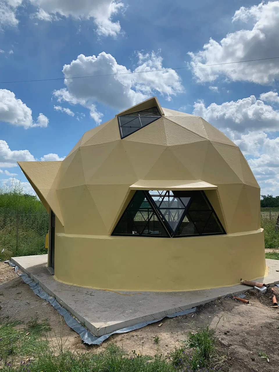 LunTao visto de frente, con ventana triangular ancha y abertura superior